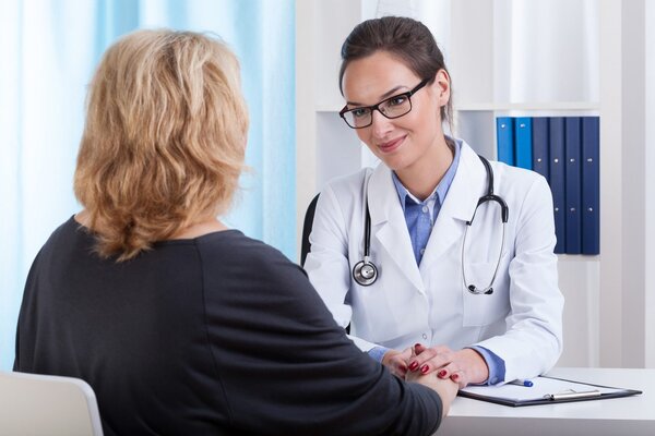 доктор разговаривает с пациенткой с синдромом жертвы